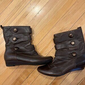 Short brown boot, slip-on, size 7